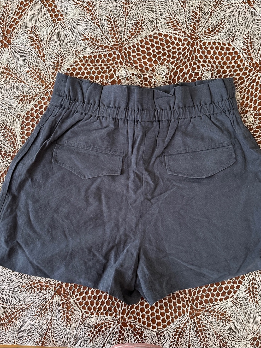 Club Monaco Women’s Charcoal Linen blend Paperbag Tie-Waist Shorts - Picture 2 of 5